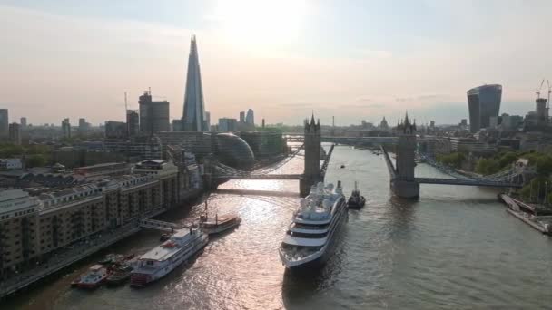 Velká Výletní Loď Proplouvá Londýnem Pod Mostem Tower Návštěvní Centrum — Stock video