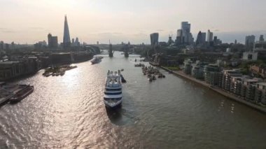 Tower Köprüsü 'nün altından Londra' ya giden büyük bir yolcu gemisi. Londra 'nın ziyaret merkezi. Geminin Londra şehir merkezine girmesi için kule köprüsü kalkıyor..