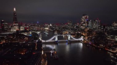 Londra 'daki Tower Bridge' in hava gece görüşü. Londra Kule Köprüsü 'nün aydınlatılmış güzel manzarası.