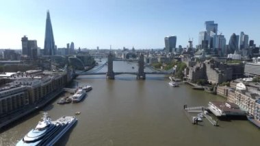 Londra 'daki Tower Bridge' in havadan görüntüsü. Londra 'nın en ünlü köprülerinden ve görülmesi gereken simgelerinden biri. Londra Kule Köprüsü 'nün güzel manzarası.