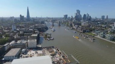 Londra 'daki Tower Bridge' in havadan görüntüsü. Londra 'nın en ünlü köprülerinden ve görülmesi gereken simgelerinden biri. Londra Kule Köprüsü 'nün güzel manzarası.