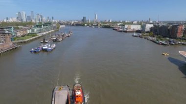 Arkasında Canary Wharf silueti olan Londra Thames Nehri 'nin güzel panoramik manzarası. Güzel Londra bölgesi.