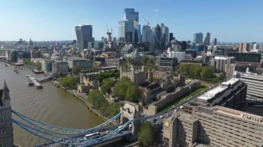 Londra 'daki Tower Bridge' in havadan görüntüsü. Londra 'nın en ünlü köprülerinden ve görülmesi gereken simgelerinden biri. Londra Kule Köprüsü 'nün güzel manzarası.