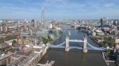 Londra 'daki Tower Bridge' in havadan görüntüsü. Londra 'nın en ünlü köprülerinden ve görülmesi gereken simgelerinden biri. Londra Kule Köprüsü 'nün güzel manzarası.