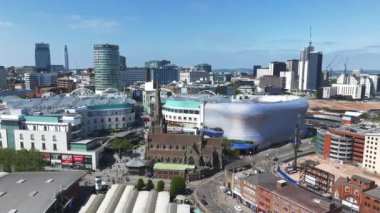 Birmingham, İngiltere 'nin ufuk çizgisi St Martin kilisesi, Bullring alışveriş merkezi ve açık hava pazarı da dahil olmak üzere.