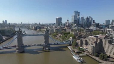 Londra 'daki Tower Bridge' in havadan görüntüsü. Londra 'nın en ünlü köprülerinden ve görülmesi gereken simgelerinden biri. Londra Kule Köprüsü 'nün güzel manzarası.