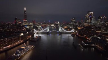 Londra 'daki Tower Bridge' in hava gece görüntüsü. Londra Kule Köprüsü 'nün aydınlatılmış güzel manzarası.