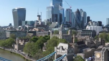 Arkasında gökdelen binaları olan Londra şehir merkezinin panoramik hava manzarası.