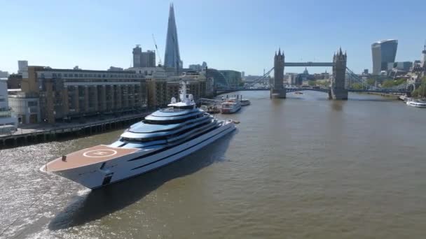 Vakker Yacht Dokk Nær London Sentrum Ved Tower Bridge Luksuslivsstil – stockvideo