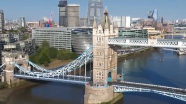 Londra 'daki Tower Bridge' in havadan görüntüsü. Londra 'nın en ünlü köprülerinden ve görülmesi gereken simgelerinden biri. Londra Kule Köprüsü 'nün güzel manzarası.