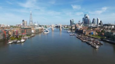 Londra 'daki Tower Bridge' in havadan görüntüsü. Londra 'nın en ünlü köprülerinden ve görülmesi gereken simgelerinden biri. Londra Kule Köprüsü 'nün güzel manzarası.