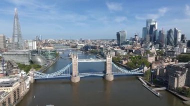 Londra 'daki Tower Bridge' in havadan görüntüsü. Londra 'nın en ünlü köprülerinden ve görülmesi gereken simgelerinden biri. Londra Kule Köprüsü 'nün güzel manzarası.