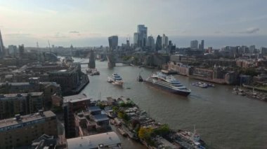 Tower Köprüsü 'nün altından Londra' ya giden büyük bir yolcu gemisi. Londra 'nın ziyaret merkezi. Geminin Londra şehir merkezine girmesi için kule köprüsü kalkıyor..