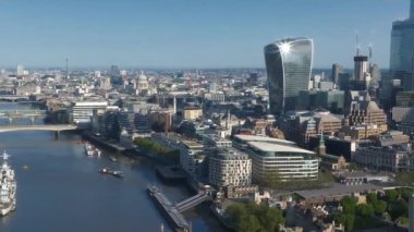 Arkasında gökdelen binaları olan Londra şehir merkezinin panoramik hava manzarası.