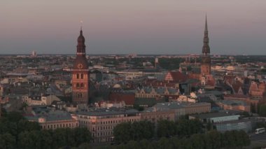 Letonya 'daki Riga eski kasabasının üzerinde güzel bir günbatımı. Kubbe katedrali ve eski Riga kasabasının havadan görünüşü. Sıcak günbatımı renkleri.