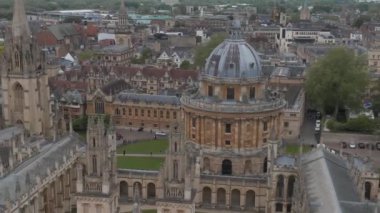 Oxford Üniversitesi ile birlikte Oxford şehrinin hava manzarası. Radcliffe Kamera ve Tüm Ruhlar Koleji, Oxford Üniversitesi, Oxford, İngiltere