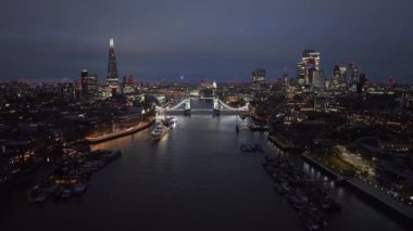 Londra 'daki Tower Bridge' in hava gece görüşü. Londra Kule Köprüsü 'nün aydınlatılmış güzel manzarası.