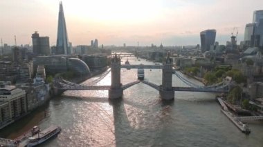 Tower Köprüsü 'nün altından Londra' ya giden büyük bir yolcu gemisi. Londra 'nın ziyaret merkezi. Geminin Londra şehir merkezine girmesi için kule köprüsü kalkıyor..