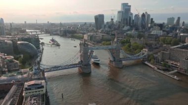 Tower Köprüsü 'nün altından Londra' ya giden büyük bir yolcu gemisi. Londra 'nın ziyaret merkezi. Geminin Londra şehir merkezine girmesi için kule köprüsü kalkıyor..