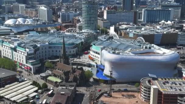 バーミンガムのスカイラインの眺め セント マーティン教会を含む英国 ブルリングショッピングセンターと屋外市場 — ストック動画