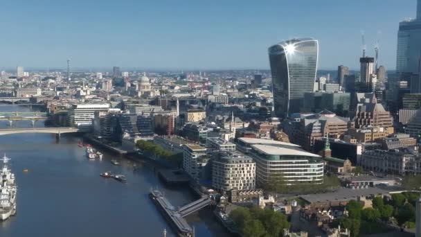 背景に超高層ビルが建ち並ぶロンドン中心部のパノラマの空中風景 — ストック動画