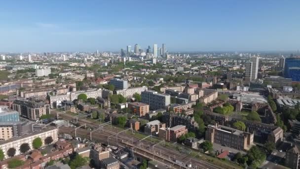 以金丝雀码头天际线为背景的伦敦泰晤士河美丽的全景 美丽的伦敦区 — 图库视频影像