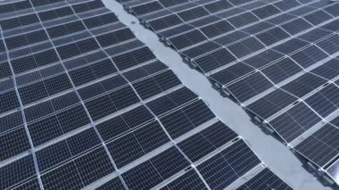 Solar Hücre Tarım Santrali 'nin yakın çekim eko teknolojisi. Bir fotovoltaik güç santralindeki güneş pili panellerinin peyzajı. Sürdürülebilir kaynaklar ve yenilenebilir enerji kavramı. Mavi ton.