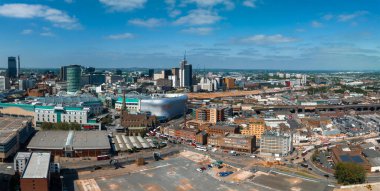 Birmingham, İngiltere 'nin ufuk çizgisi St Martin kilisesi, Bullring alışveriş merkezi ve açık hava pazarı da dahil olmak üzere.