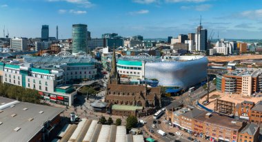 Birmingham, İngiltere 'nin ufuk çizgisi St Martin kilisesi, Bullring alışveriş merkezi ve açık hava pazarı da dahil olmak üzere.