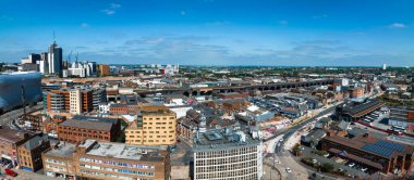 Birmingham şehir merkezinin hava görüntüsü. Modern gökdelenleri ve geleneksel mimarisi olan güzel bir İngiliz şehri..