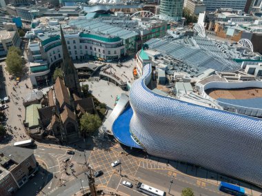 Birmingham, İngiltere 'nin ufuk çizgisi St Martin kilisesi, Bullring alışveriş merkezi ve açık hava pazarı da dahil olmak üzere.