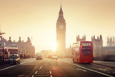 Londra üzerinde güzel bir gün batımı. Big Ben kulesi, kırmızı Londra otobüsü ve Westminster Abby Londra 'nın sembolleri..