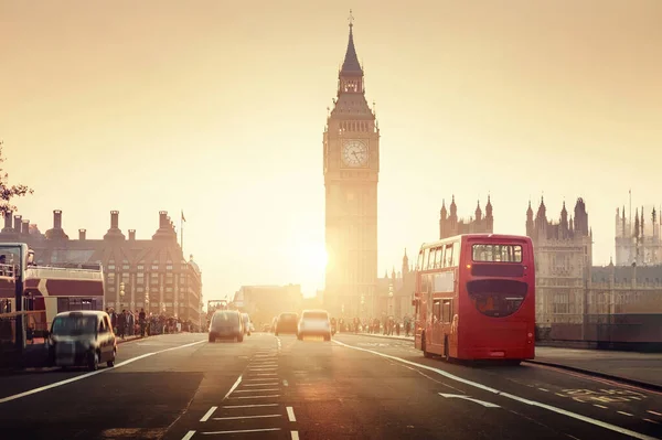 ロンドン市内の美しい夕日 大きなベン塔 赤いロンドンバスとウェストミンスターアビー ロンドンのシンボル — ストック写真