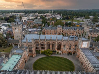 Oxford Üniversitesi ile birlikte Oxford şehrinin hava manzarası. Radcliffe Kamera ve Tüm Ruhlar Koleji, Oxford Üniversitesi, Oxford, İngiltere