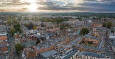 Oxford Üniversitesi ve diğer ortaçağ binalarıyla birlikte Oxford şehri üzerinde hava manzarası. Seyahat fotoğrafçılık konsepti.