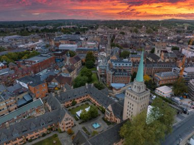 Oxford Üniversitesi ve diğer ortaçağ binalarıyla birlikte Oxford şehri üzerinde hava manzarası. Seyahat fotoğrafçılık konsepti.