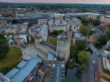 Oxford Üniversitesi ve diğer ortaçağ binalarıyla birlikte Oxford şehri üzerinde hava manzarası. Seyahat fotoğrafçılık konsepti.