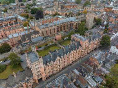 Oxford Üniversitesi ve diğer ortaçağ binalarıyla birlikte Oxford şehri üzerinde hava manzarası. Seyahat fotoğrafçılık konsepti.