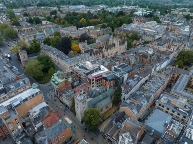 Oxford Üniversitesi ve diğer ortaçağ binalarıyla birlikte Oxford şehri üzerinde hava manzarası. Seyahat fotoğrafçılık konsepti.