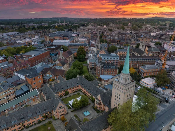 Oxford Üniversitesi ve diğer ortaçağ binalarıyla birlikte Oxford şehri üzerinde hava manzarası. Seyahat fotoğrafçılık konsepti.