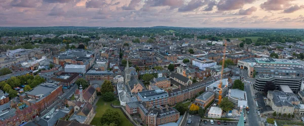 Oxford Üniversitesi ve diğer ortaçağ binalarıyla birlikte Oxford şehri üzerinde hava manzarası. Seyahat fotoğrafçılık konsepti.