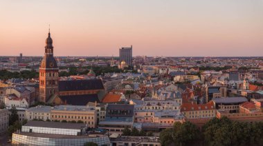 Gün batımında şehir mimarisi ve Daugava Nehri ile birlikte Riga çatı manzaralı panorama. Gün batımında Riga 'nın eski kasabasının hava manzarası.