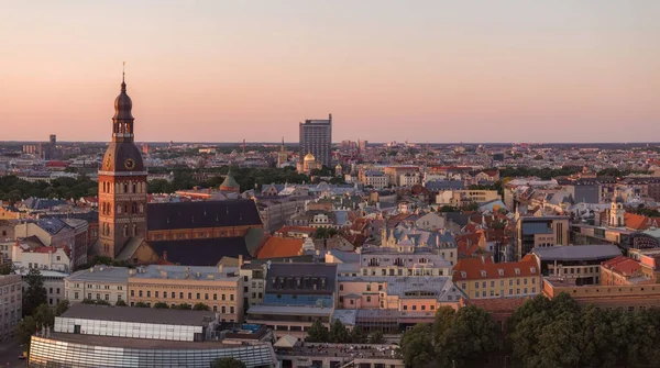日落时分 Riga屋顶的全景尽收眼底 还有城市建筑和多加瓦河 日落时分里加古城的空中景观 — 图库照片