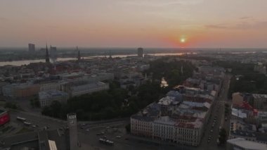 Riga katedrali ve Letonya 'nın eski Riga kasabasının panoramik hava manzarası. Letonya başkentinin üzerinde büyülü bir günbatımı. Güzel Riga saat kulesi.