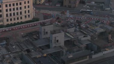 Riga katedrali ve Letonya 'nın eski Riga kasabasının panoramik hava manzarası. Letonya başkentinin üzerinde büyülü bir günbatımı. Güzel Riga saat kulesi.