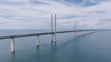 İsveç 'teki Malmö şehri ile Danimarka' daki Kopenhag arasındaki Baltık Denizi üzerindeki Öresund köprüsünün panoramik görüntüsü.