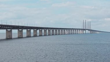 İsveç 'teki Malmö şehri ile Danimarka' daki Kopenhag arasındaki Baltık Denizi üzerindeki Öresund köprüsünün panoramik görüntüsü.