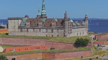 Baltık Denizi 'nin girişini koruyan ravelin ve Helsingor Danimarka' daki Öresund ile Kronborg kalesinin hava görüntüsü.