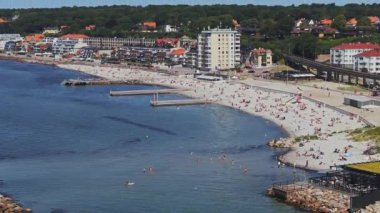 Helsinborg şehir merkezi ve İsveç 'teki Helsingborg limanı manzarası. Helsingborg limanındaki sahil ve şehir limanında eski bir kasaba. Güzel hava manzarası.