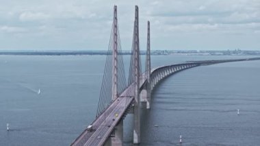 İsveç 'teki Malmö şehri ile Danimarka' daki Kopenhag arasındaki Baltık Denizi üzerindeki Öresund köprüsünün panoramik görüntüsü.